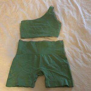 Set Active one shoulder sports top and shorts set